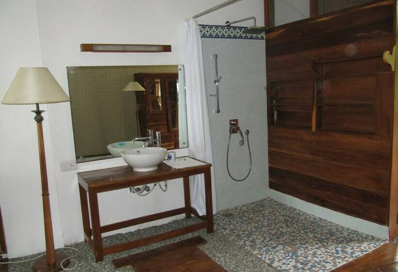 اتاق اکونومی, The Eco, The Poolside Beach Retreat