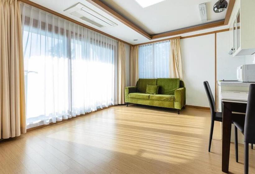 Номер Deluxe Вид на Море с Балконом, The Bay Jeju Resort
