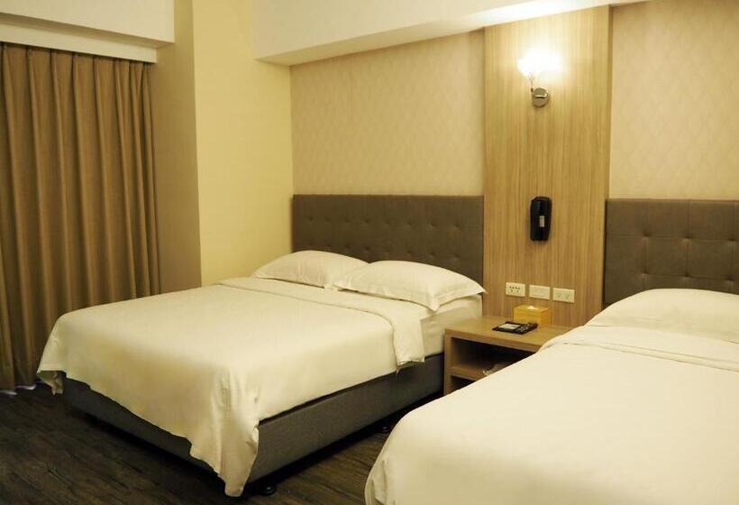 اتاق راحتی سه تخته, The Riverside Hotel International