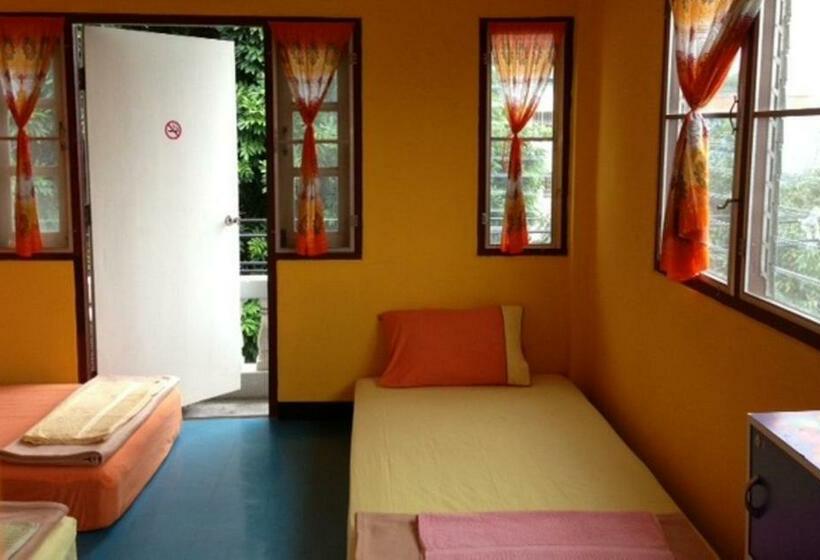 Кровать в Многоместном Номере с Общей Ванной, Just Chill Inn