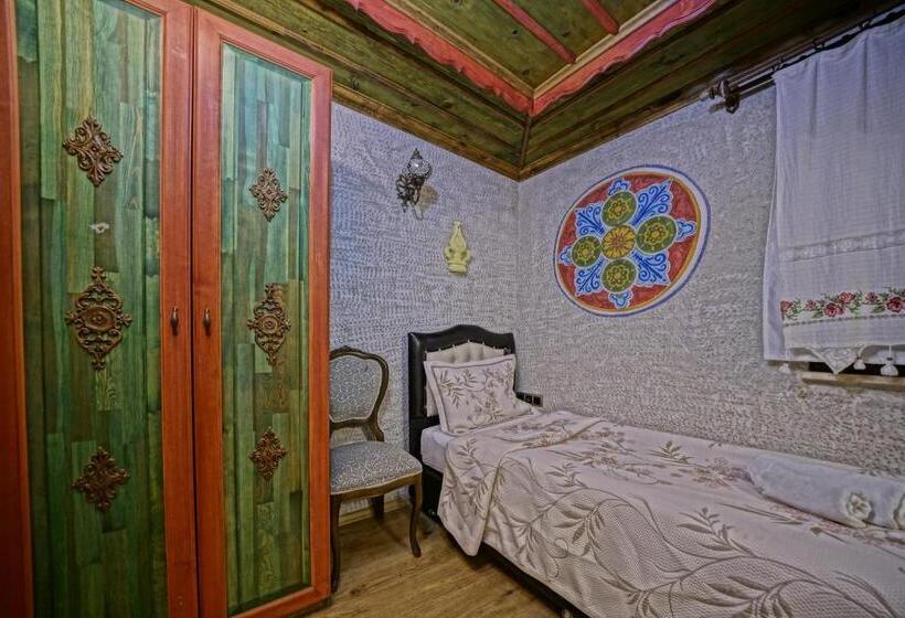 غرفة قياسية ثلاثية, Kayatas Cave Suites