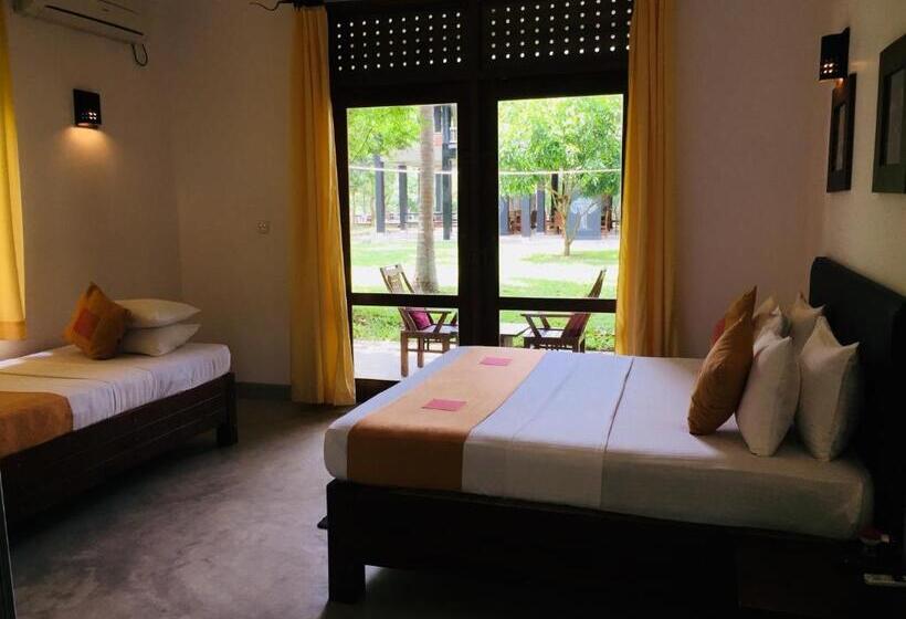 اتاق سه نفره دلوکس با چشم‌انداز باغ, Nil Diya Mankada Safari Lodge