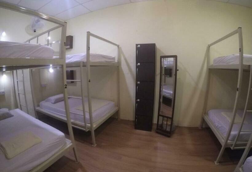 سرير فى غرفة مشتركه, Muntri House   Hostel