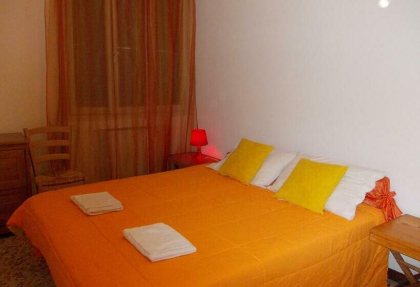 اتاق استاندارد یک تخته با سرویس بهداشتی مشترک, Travellers Lodge Bed & Rooms