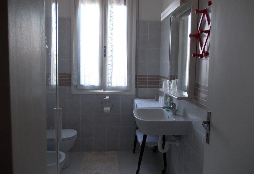اتاق استاندارد سه نفره, Travellers Lodge Bed & Rooms