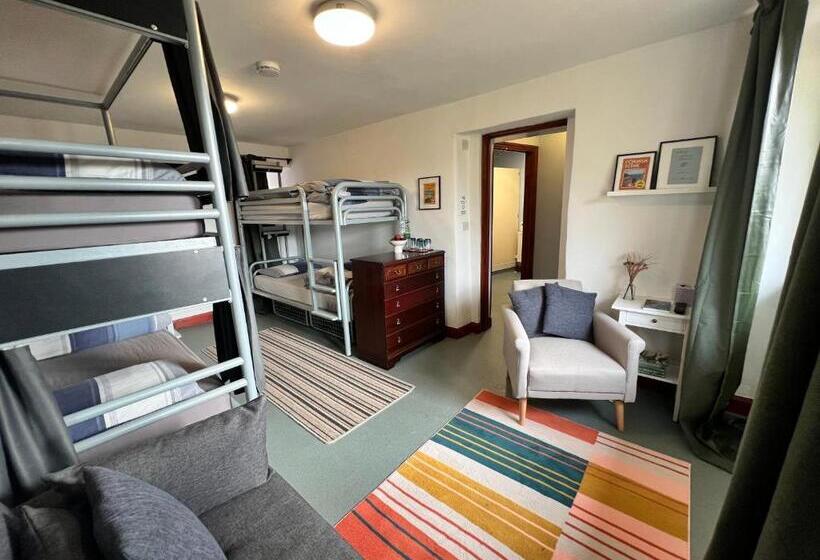 Семейный Номер Вид на Сад, Lands End Hostel And B&b