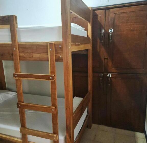Четырехместный номер эконом класса с общей ванной комнатой, Hostel El Pretal