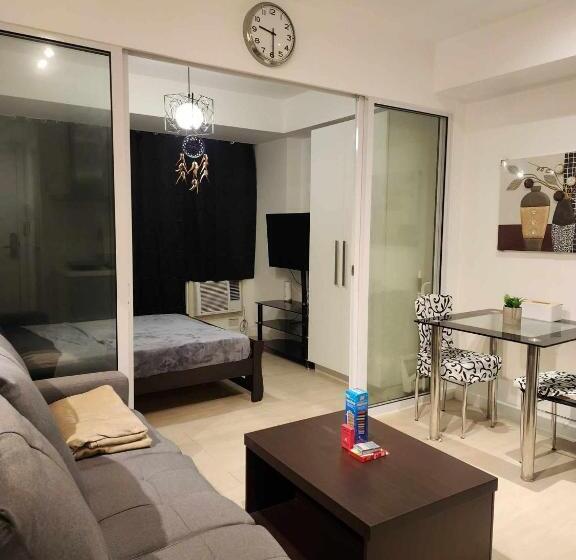 استودیوی لوکس, Azure Urban Resort Residences