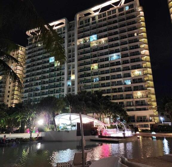 استودیوی لوکس, Azure Urban Resort Residences