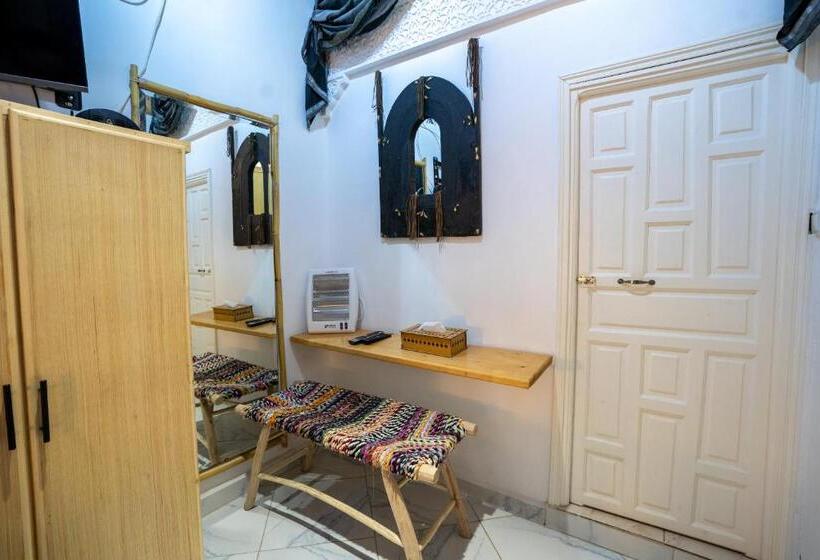 Lüks Süit, Riad Amr