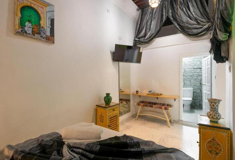Lüks Süit, Riad Amr