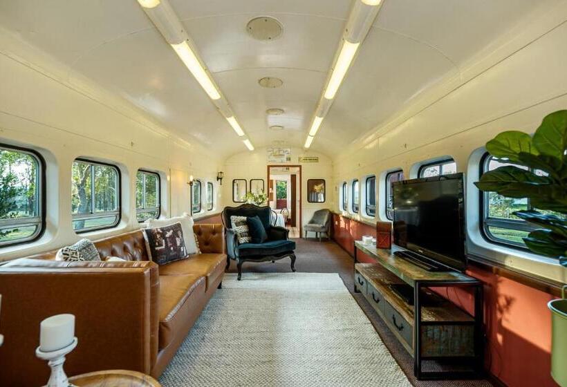 Семейный Номер, Carriageway Retreat   Unique Red Rattler Carriages And Units