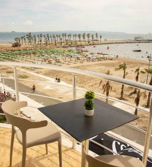 سوییت با چشمانداز دریا, Wave Beachfront Apartments