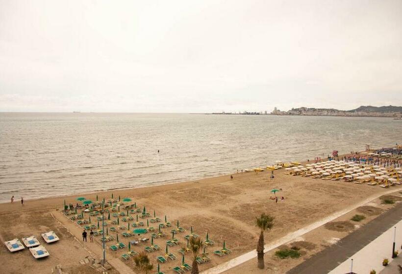 آپارتمان 1 خوابه با چشمانداز دریا, Wave Beachfront Apartments