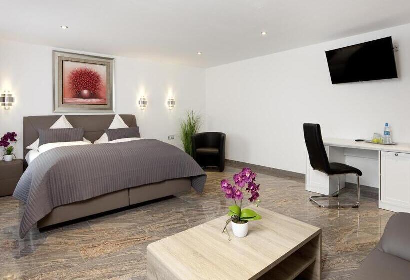 Номер Deluxe, Central City