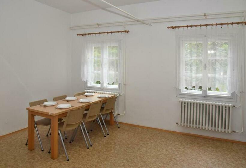 침실 3개 아파트, Zámek Castle Račice   Předzámčí Forecastle