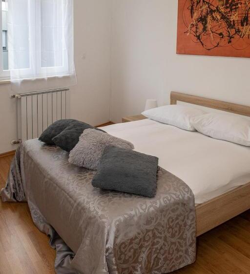 Appartement 3 Chambres, Amfiteatar