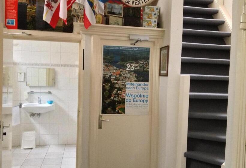 Номер Стандарт, Hanzestadslogement De Leeuw, In Het Centrum, Met Een Binnenplaats, Kamers Met Badkamer En Toilet En