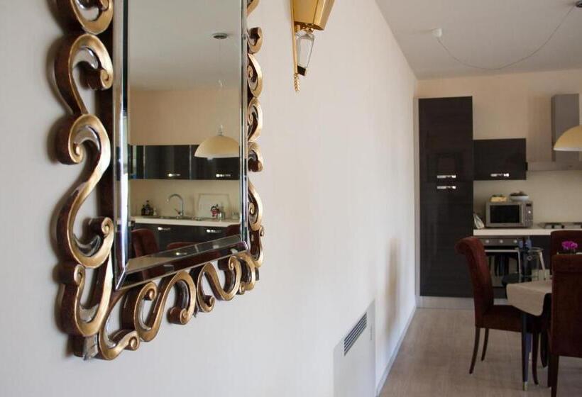 سوییت با چشم‌انداز دریا, Miramare Apartments&suites