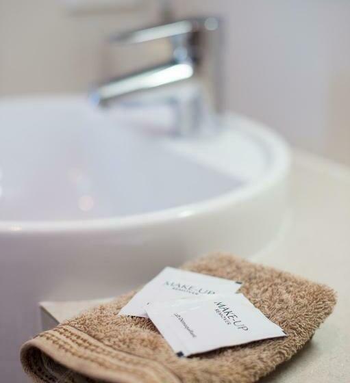 Апартаменты 1 Спальня, By The Beach B&b Self Contained Apartments