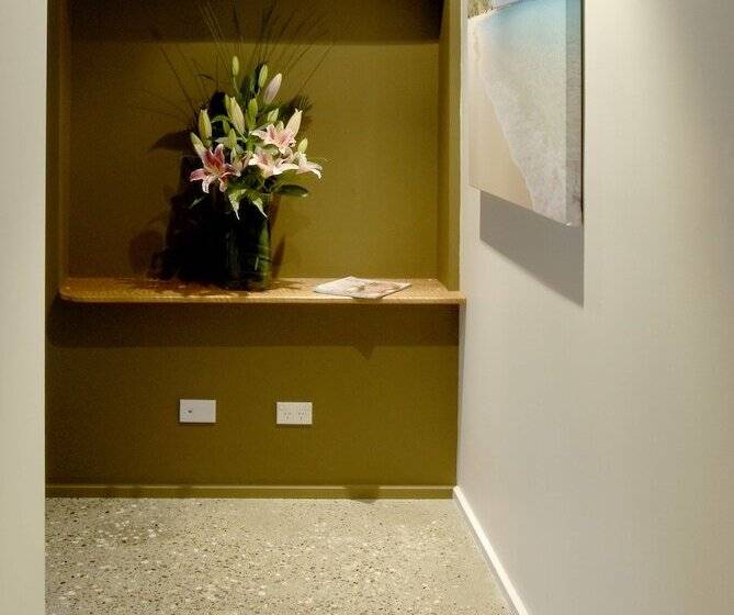 Апартаменты 1 Спальня, By The Beach B&b Self Contained Apartments