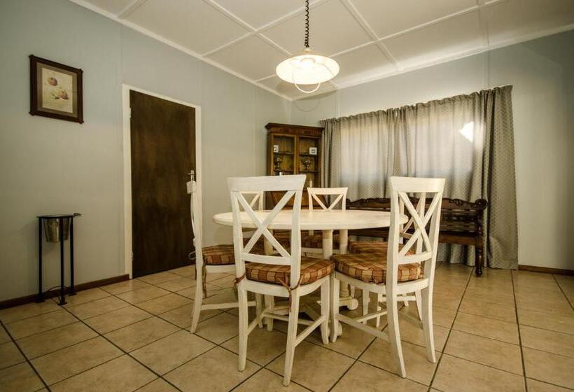 Дом 4 Спальни, Reflections Guest Farm