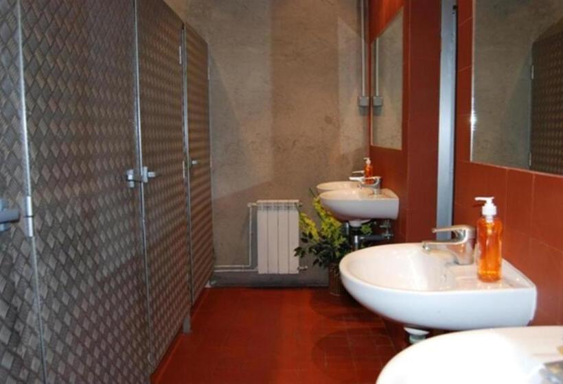 Bed in Shared Room with Shared Bathroom, Ideal Youth Hostel