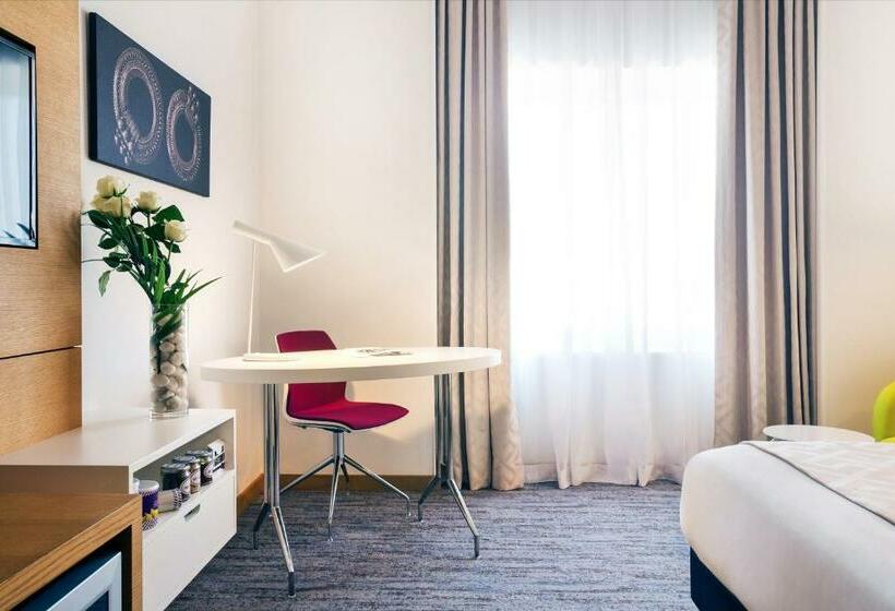 اتاق لوکس با چشم‌انداز استخر, Mercure Sohar