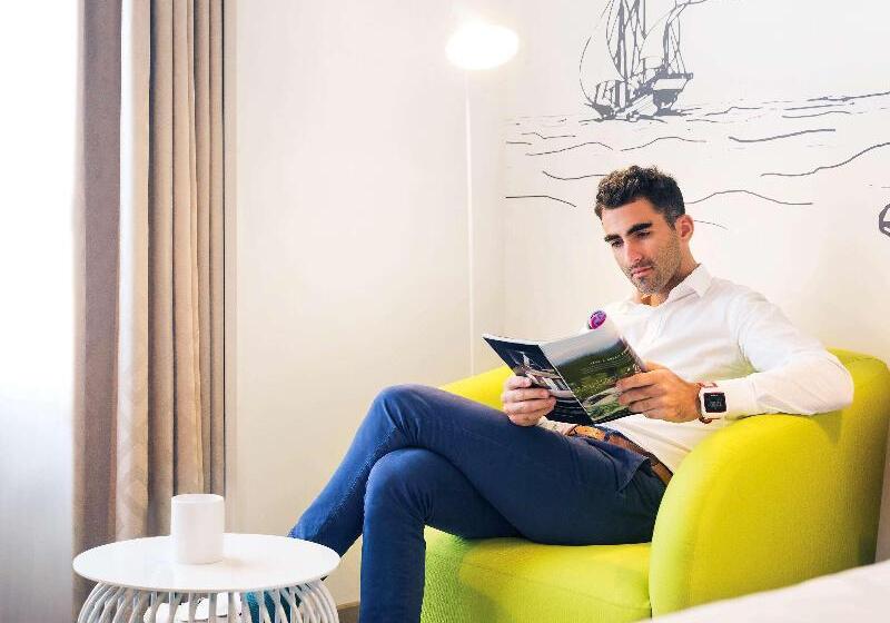 اتاق لوکس با چشم‌انداز استخر, Mercure Sohar