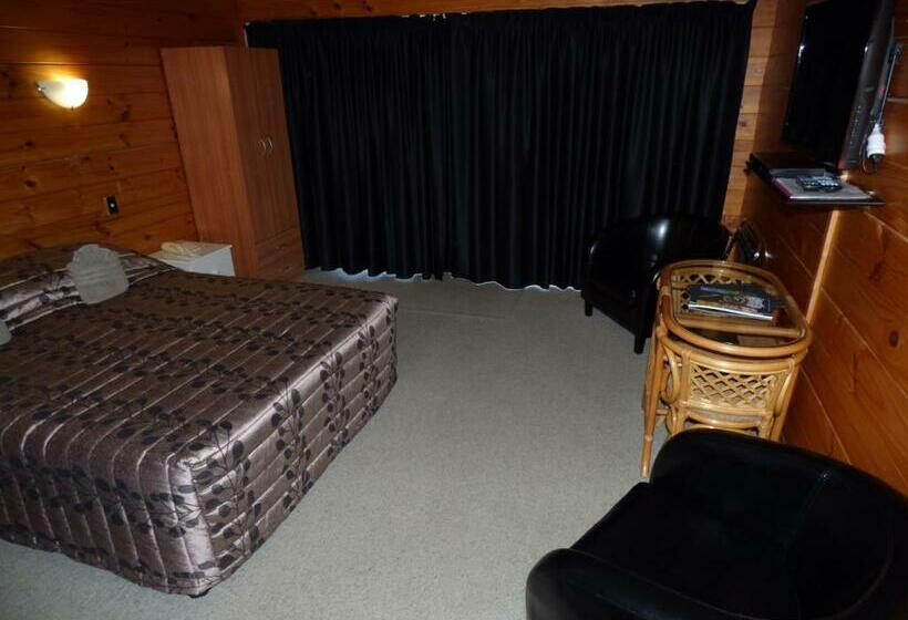 استودیوی استاندارد, Cedarwood Lakeside Motel & Conference Venue
