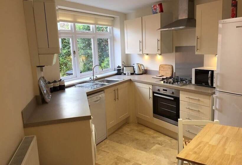 1베드룸 아파트 1층, Town Centre Apartment Perfect Location With On Street Parking