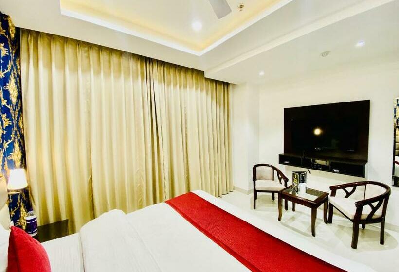 Номер Deluxe, Blueberry Hotel Zirakpur A Family Hotel With Spacious And Hygenic Rooms