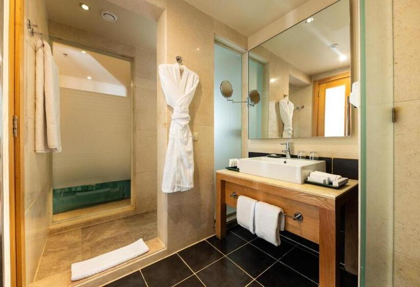 اتاق لوکس با چشم‌انداز استخر, Movenpick Waterpark Resort & Spa Soma Bay