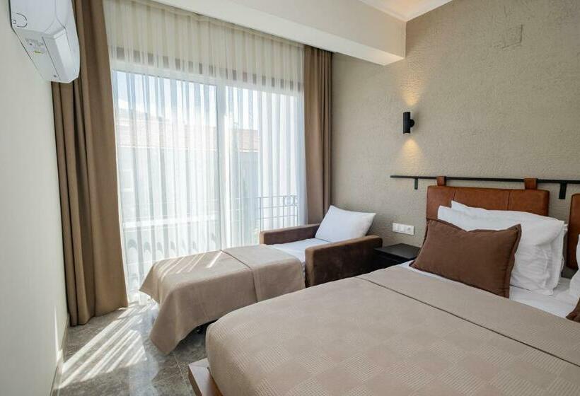 سوییت با چشم‌انداز باغ, Bd Suites