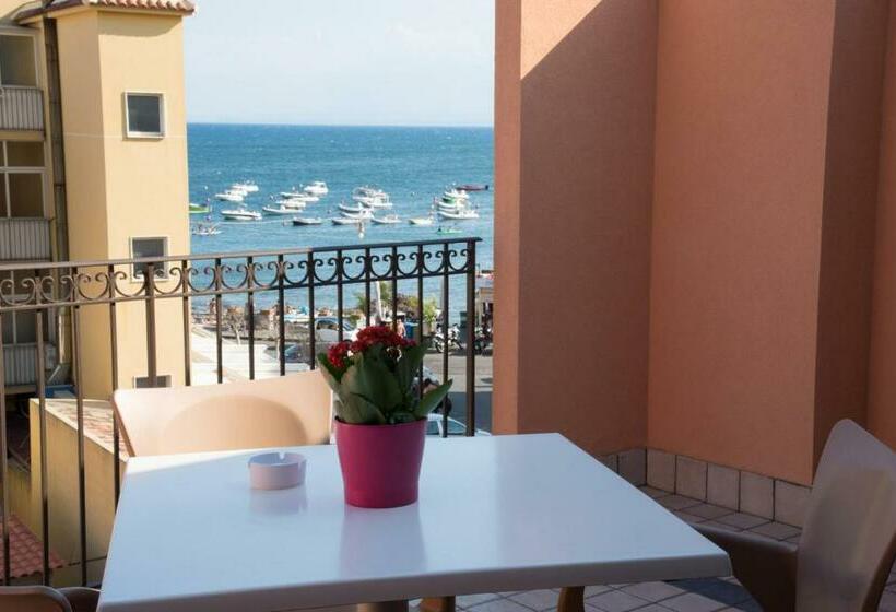 اتاق سوپریور چهار تخته, Acitrezza B&b