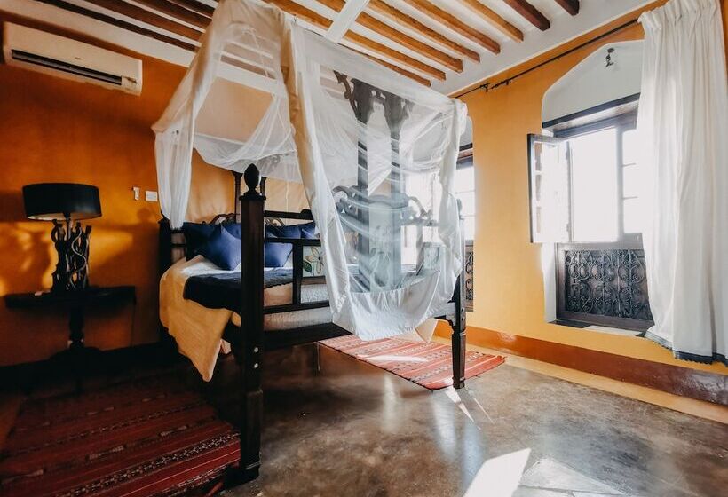 חדר דלוקס, Kholle House