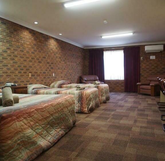 패밀리 룸, Cobar Town And Country Motor Inn