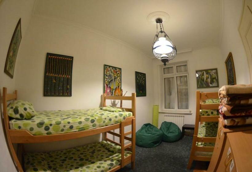 اتاق استاندارد چهارنفره با سرویس بهداشتی مشترک, Sun Hostel