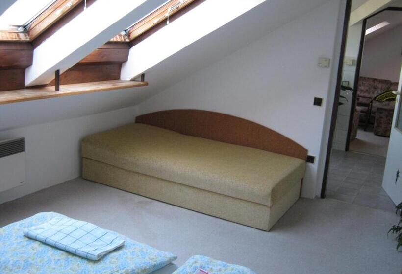 جناح جونيور, Privat Apartma Ulrych