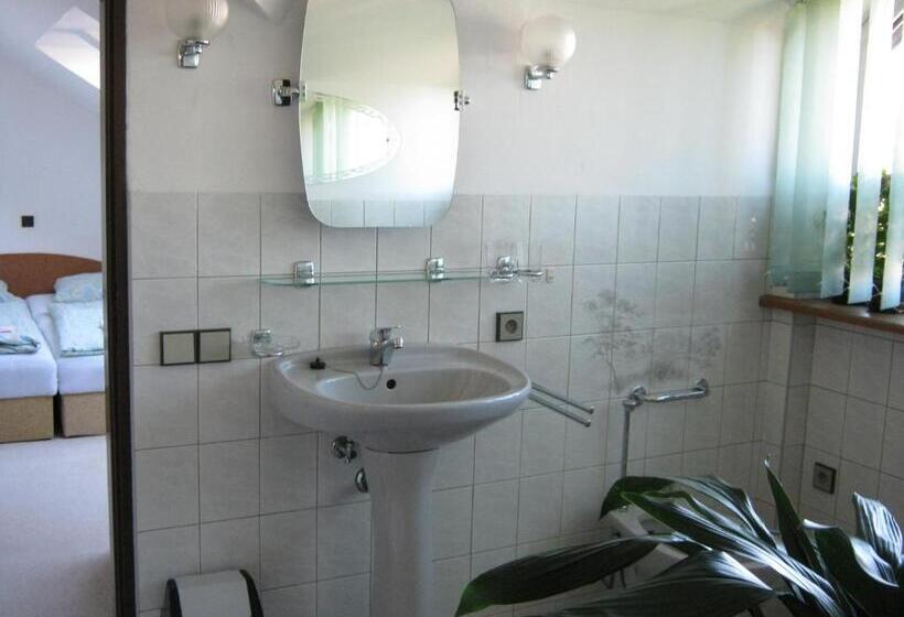 جناح جونيور, Privat Apartma Ulrych