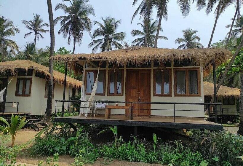 小室, Anahata Retreat Sea Front Resort