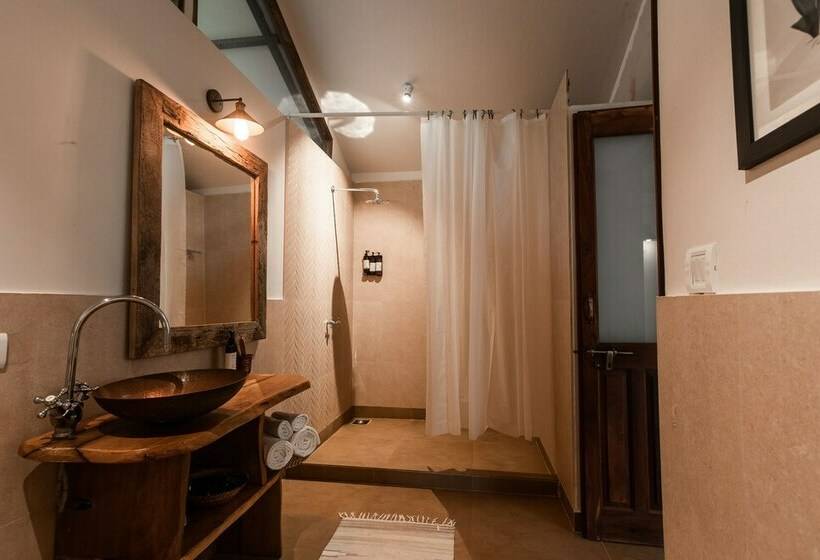 小室, Anahata Retreat Sea Front Resort
