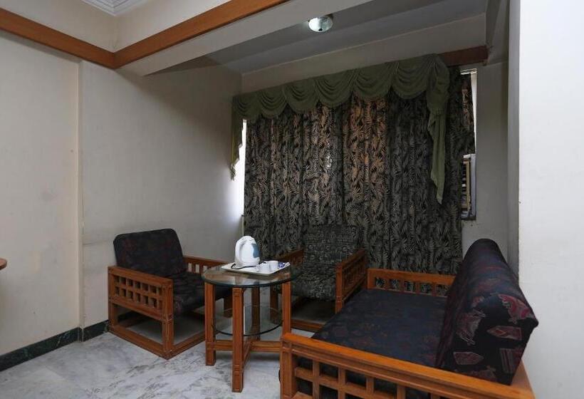 三人经典房间, Capital O 4604 Shiva S Regency