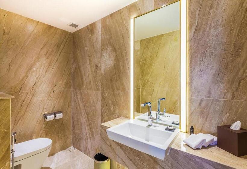 带双人大床的行政管理套房, Crowne Plaza Vientiane, An Ihg
