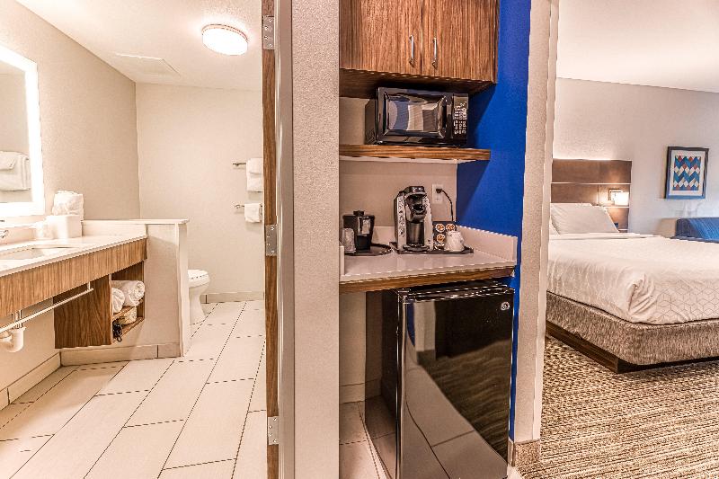 キングサイズベッドのスイートルーム, Holiday Inn Express & Suites   Rantoul, An Ihg