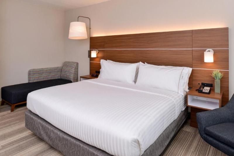 Номер Стандарт Кровать Кинг Адаптированный для Инвалидов, Holiday Inn Express & Suites   St. Petersburg   Madeira Beach, An Ihg