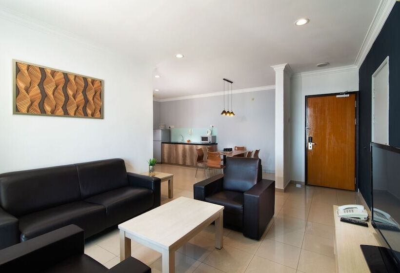 Апартаменты Deluxe 3 Спальни, Golden View Serviced Apartment
