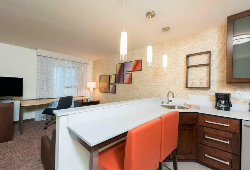 带大床的标准工作室, Residence Inn By Marriott Milwaukee West