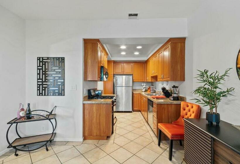 דירת פנטהאוז 1 חדרי שינה, Beverly Hills 2 Bed 2 Bath Penthouse With Den And Parking 414