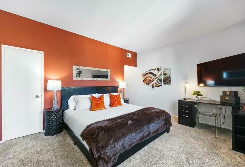דירת פנטהאוז 1 חדרי שינה, Beverly Hills 2 Bed 2 Bath Penthouse With Den And Parking 414